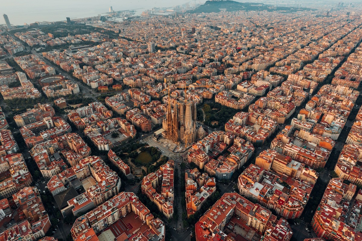 Власти Барселоны объявили, что запретят сдавать квартиры в аренду иностранным туристам к ноябрю 2028 года, пишет CNN.