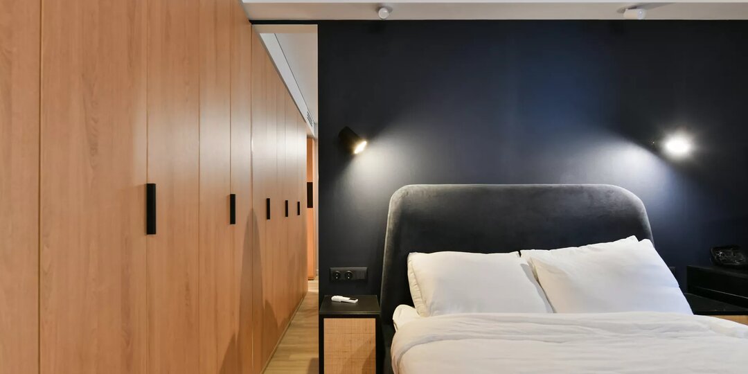 Дизайн спальни в темных тонах