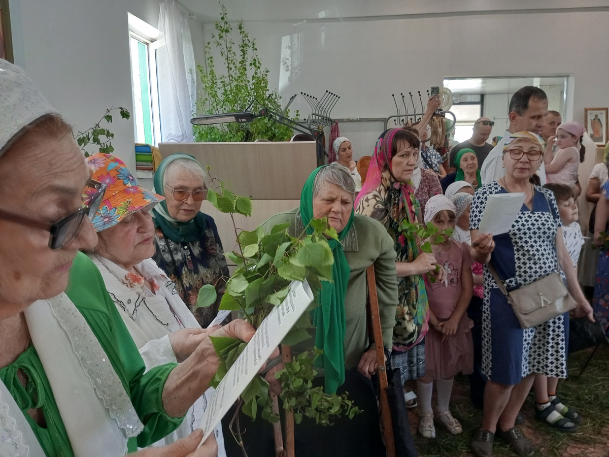 Прихожане поют песни в храме Ефрема Сирина