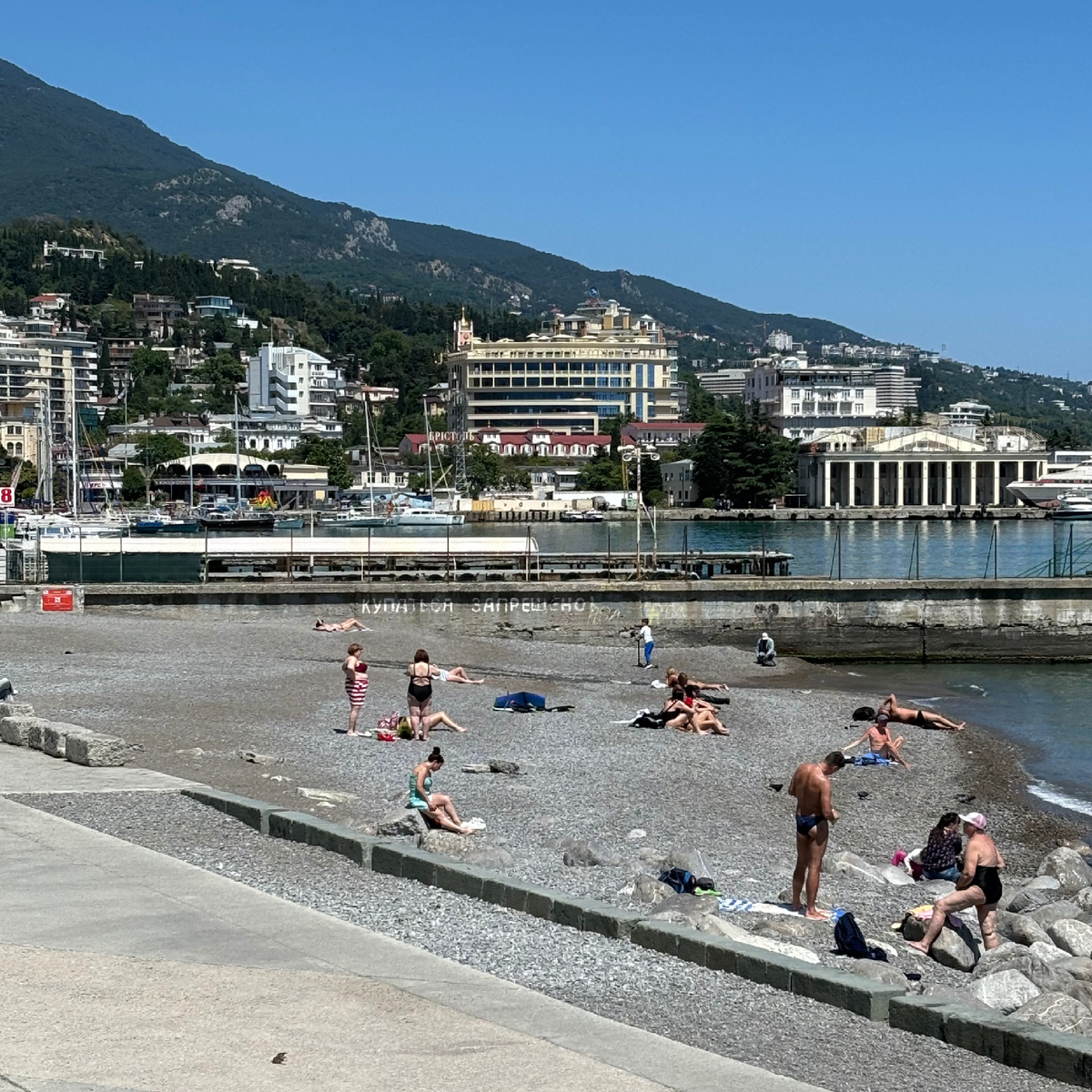 В мае в Ялте на набережной и пляже почти нет отдыхающих