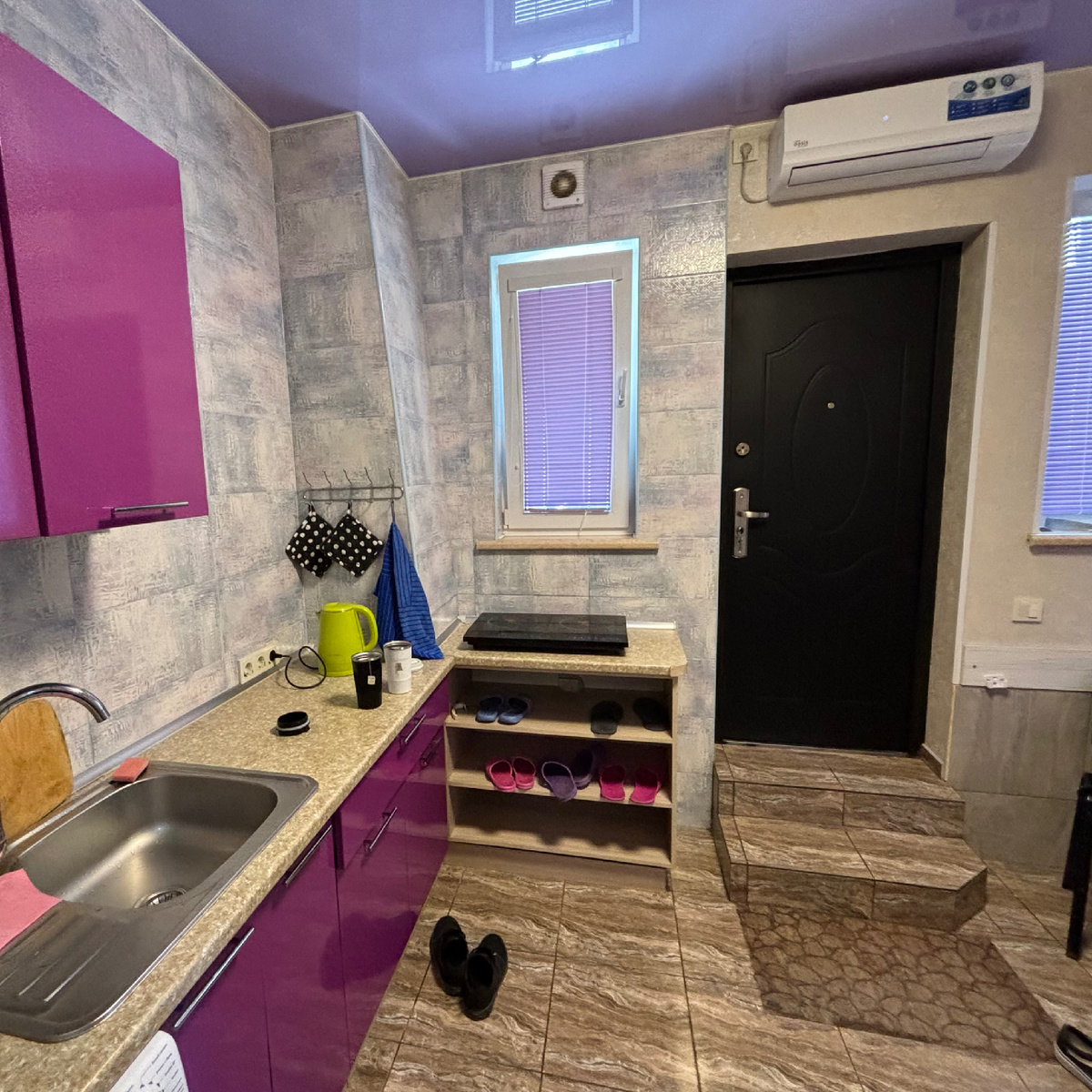 После входа в квартиру нужно спуститься пару ступенек, по факту пол квартиры был ниже уровня земли сантиметров на 40