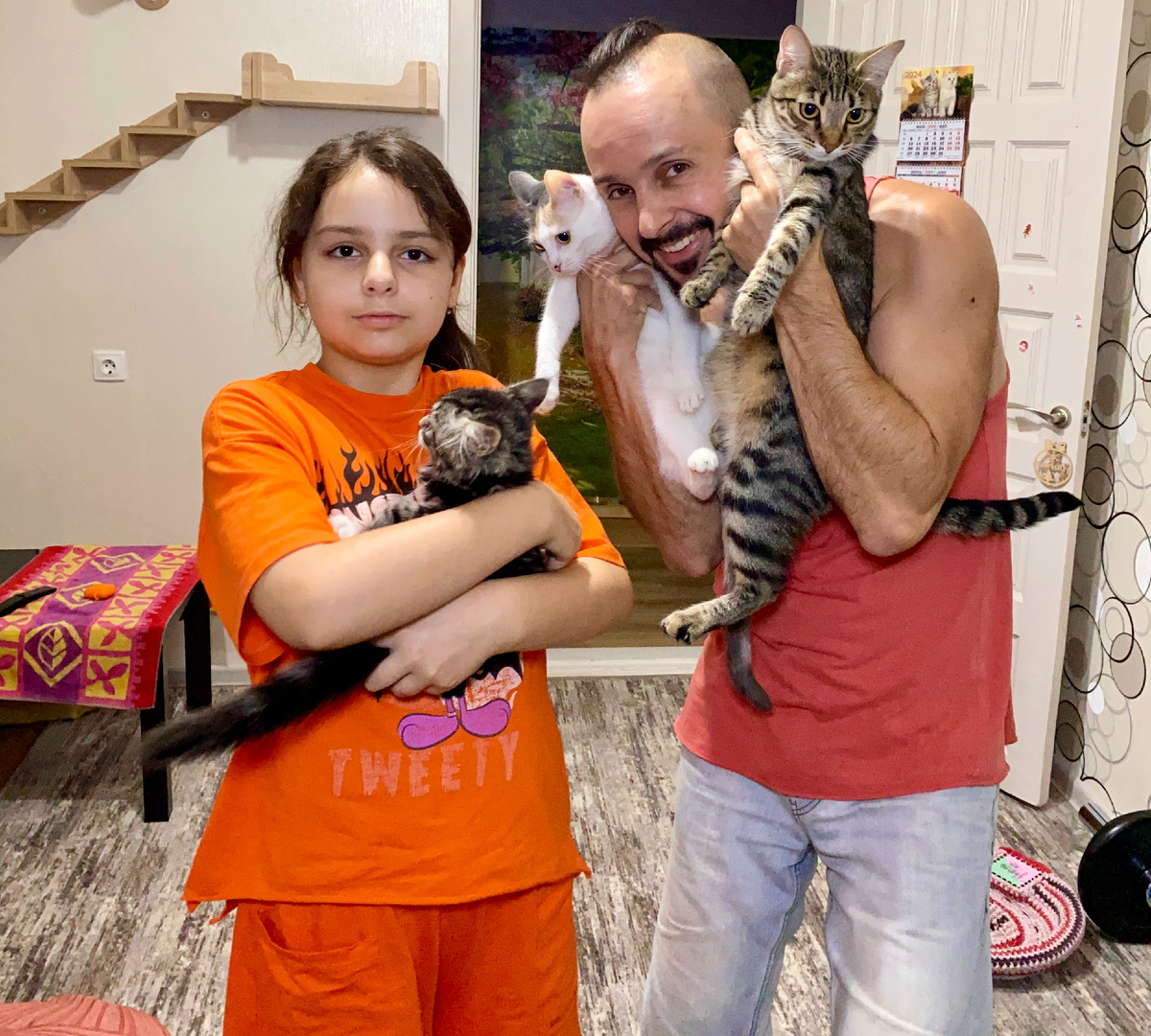 Первая наша совместная фотография. И это максимум, на что раскошелились наши пушистые хвосты. Кстати, Анюта была весёлой, а на фотографии получилась серьезной. Мистика :-)