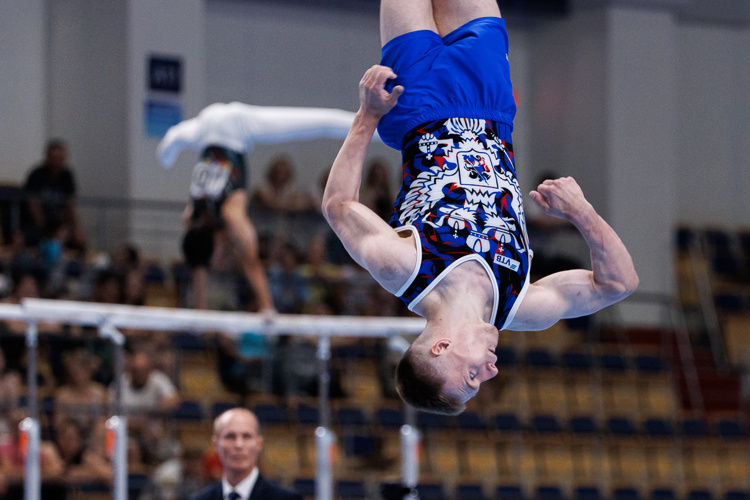    «Был опасный моментик, и мне пришлось согнуть ноги на соскоке»