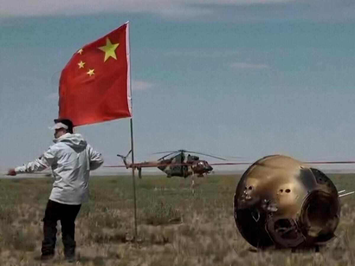    Приземление китайского зонда "Чанъэ-6" с лунным грунтом© CCTV OFF AIR