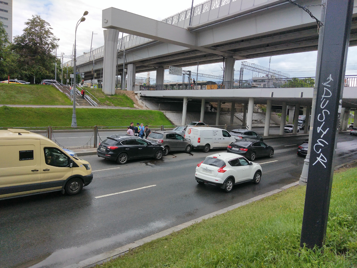 Раз, два, три, Четыри... И надпись "pusher" на столбе, а ещё и с направлением "толкания" ... Эпическифилософский случай... 