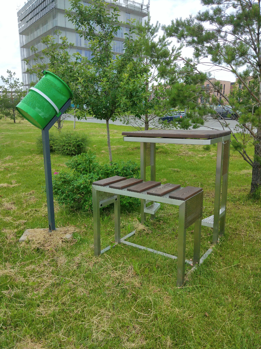 Вот то же прикуел с лавочки и урны.., а потом подумал, по чему бы и не так, залез, посидел, плюнул два раза в урну... Да. Норм. 