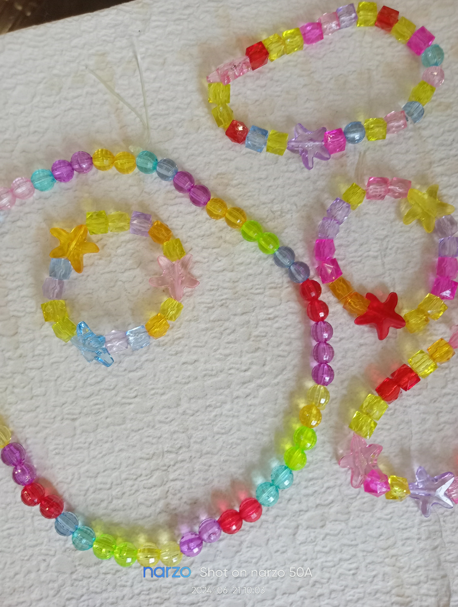 С дочкой делали для нее бусы, а бусинки подарила тетя. Маленькие солярки)