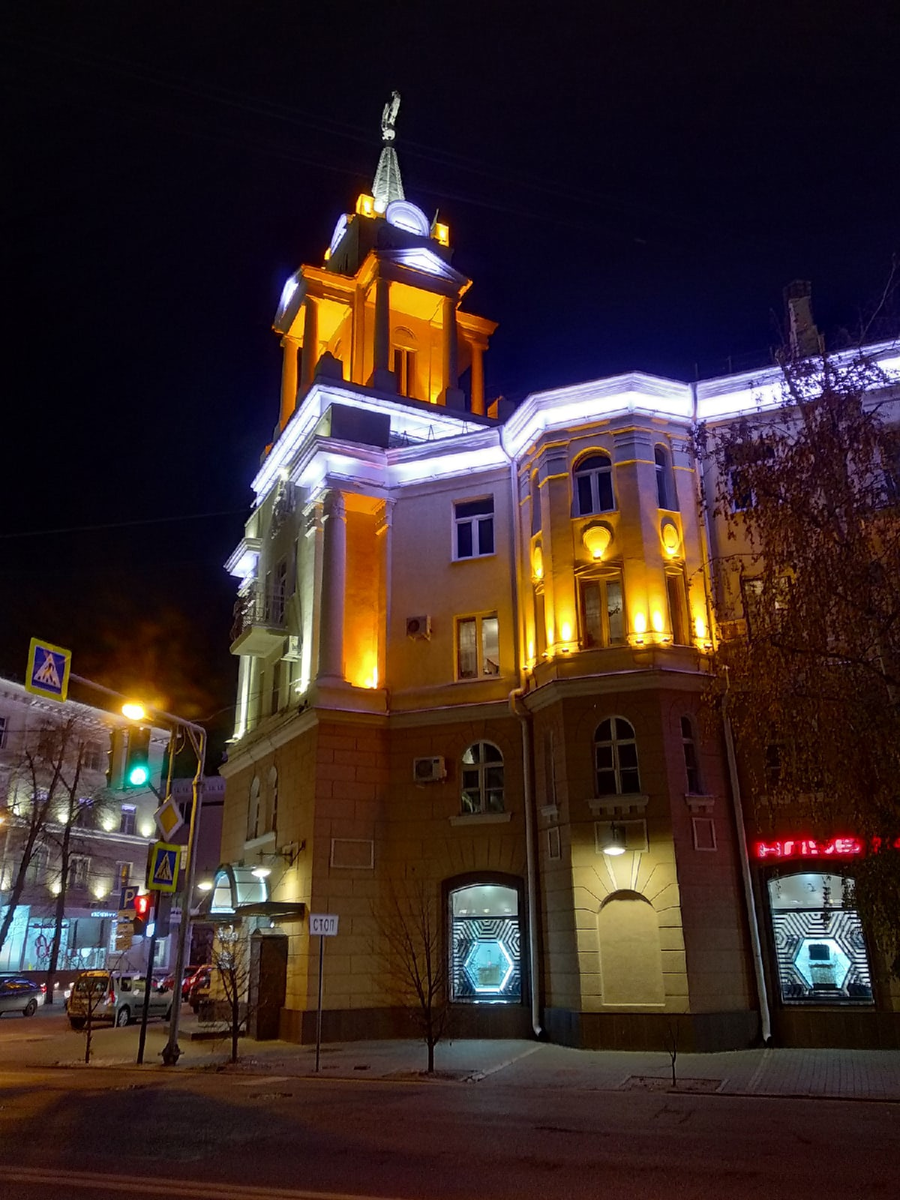 Дом на углу Советской площади на пересечении улиц Театральная и 25-го Октября. 15.10.2021.  © Фотограф Семененко А. А. Ссылка обязательна.