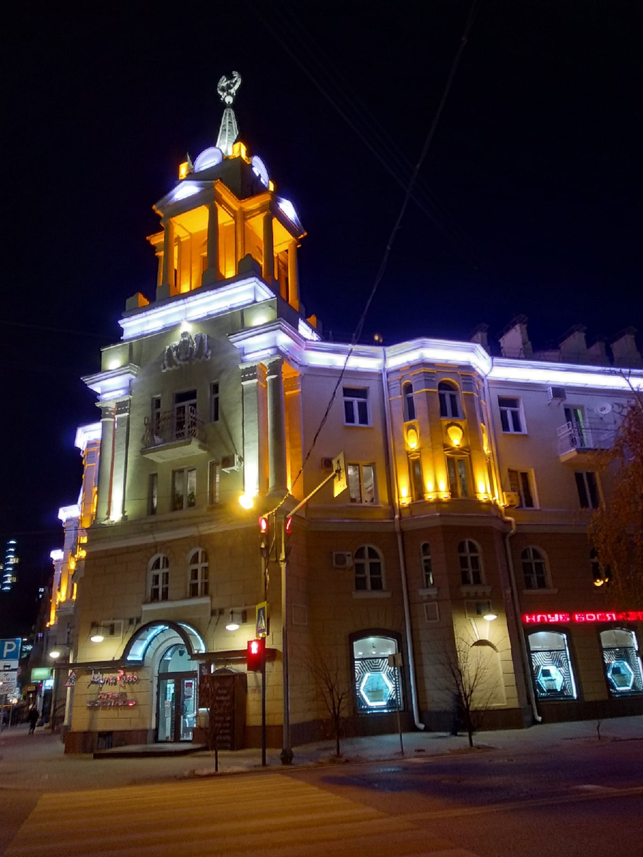 Дом на углу Советской площади на пересечении улиц Театральная и 25-го Октября. 15.10.2021.  © Фотограф Семененко А. А. Ссылка обязательна.