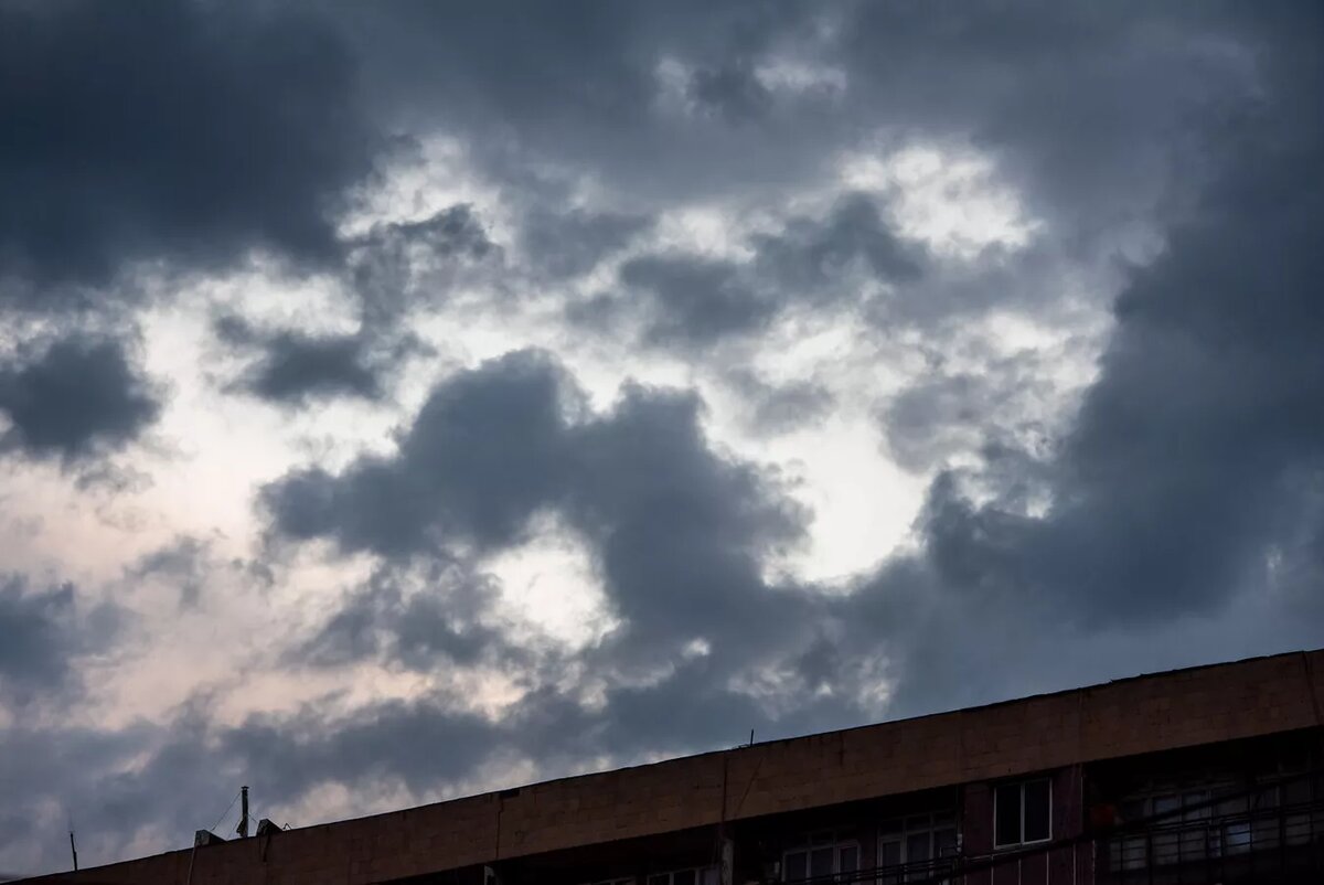 Дожди и грозы ожидаются на всей территории Армении в ночь на 27 июня. Об этом сообщил в соцсети заместитель директора Центра гидрометеорологии и мониторинга Гагик Суренян.