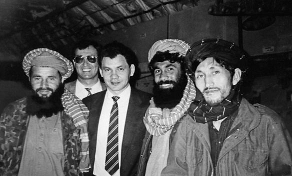 Судьба не в первый раз приводит Шойгу к афганистанскому вопросу. Царьград в своей публикации рассказал о курьезной истории, связанной с фотографией молодого Шойгу, на которой он стоит с жителями Афганистана. Цитата из публикации: "Министр обороны России Сергей Шойгу встретился сегодня со студентами Дальневосточного государственного университета путей сообщения, которые обучаются военно-учётным специальностям железнодорожных войск. Один из студентов нашёл его старое фото в Афганистане. Он сказал, что Шойгу стоит в окружении "каких-то талибов". Во время встречи он прокомментировал своё фото 30-летней давности. "Этот снимок сделан в Кабуле. На нём рядом со мной - моджахеды. Мы ещё не ушли, а они уже пришли", - ответил министр. Он подчеркнул, что талибов в то время ещё не было". 