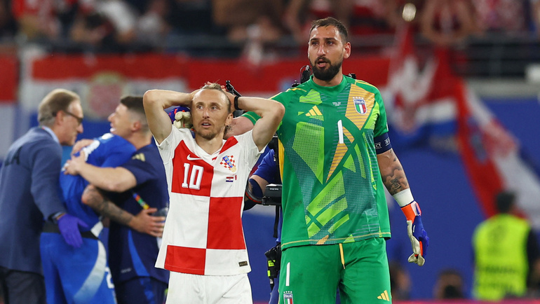   Лука Модрич и Джанлуиджи Доннарумма после матча Хорватия — Италия (1:1) на Евро-2024. Reuters