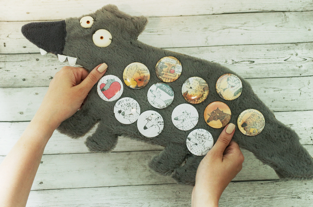 Для демонстрации значков Волчок был создан специально в виде такого стенда)