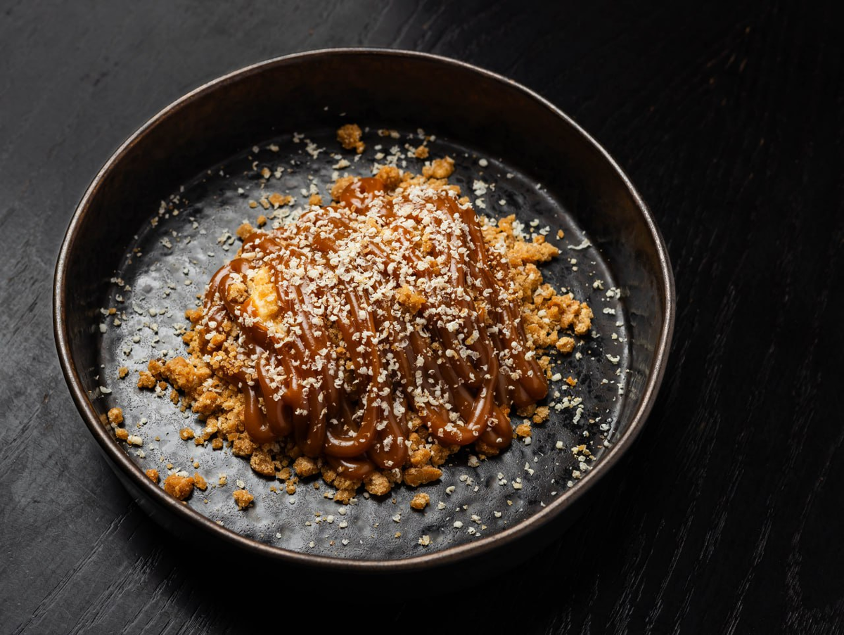 Фото: езидская халва с яблочно-сметанным кремом хог-тосн и щавелем, ресторан «Кочевники»