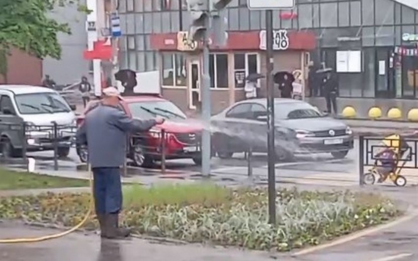    Есть вопрос: почему в Ижевске продолжают поливать цветы во время дождя?