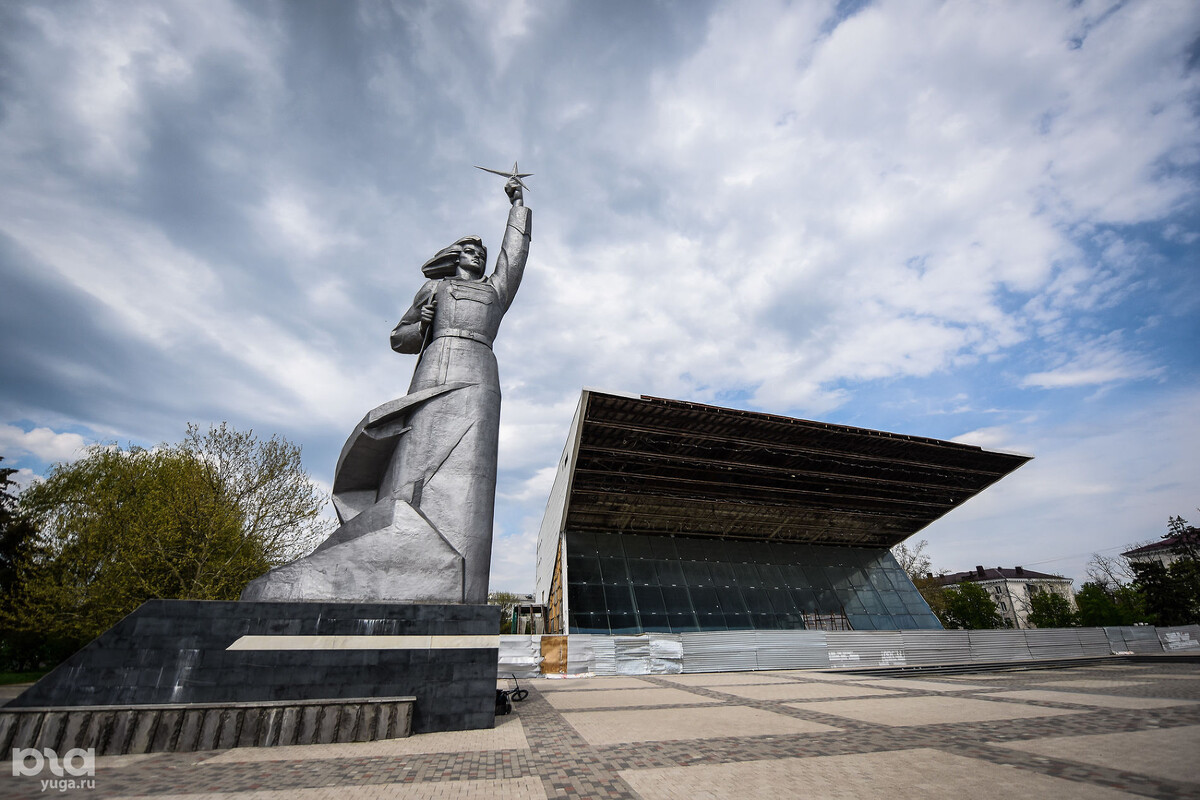 Друзья, а давайте я расскажу вам про краснодарскую достопримечательность - кинотеатр "Аврора".