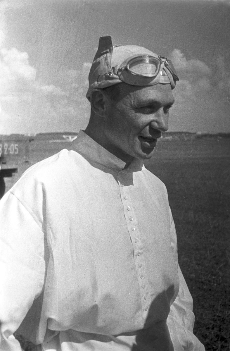    Из-за сложного финансового положения семьи Коккинаки начал работать с 12 лет. Днём он трудился матросом, а по ночам усердно занимался, чтобы окончить среднюю школу. С 1925 года он проходил службу в Красной армии, а в 1927 году был направлен в Ленинградскую военно-теоретическую школу лётчиков / РИА Новости / Ольга Ландер