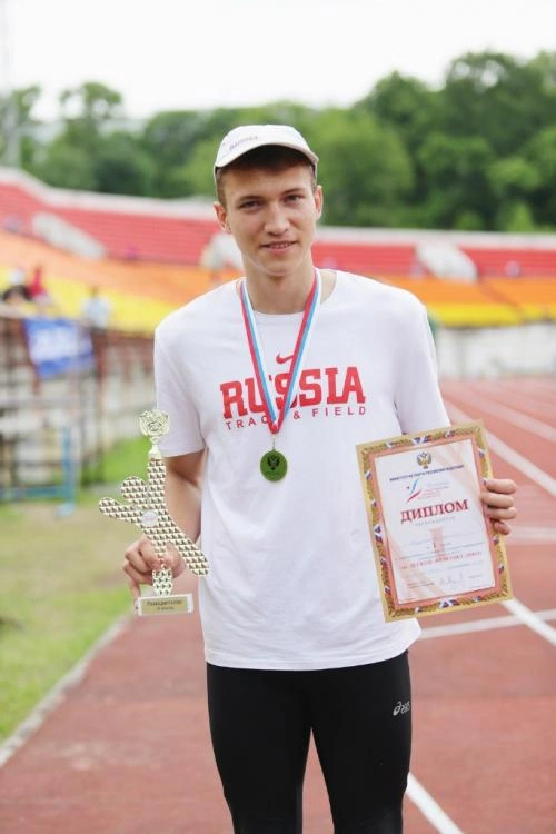 Выиграл на спартакиаде в 3-х дисциплинах: 100, 200, эстафета. После 6 месяцев подготовки.