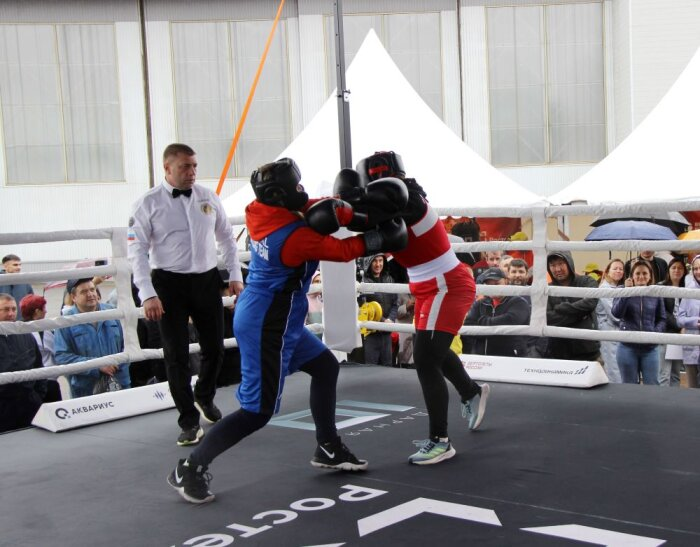 Под строгим взглядом рефери и в дождь / Фото: пресс-служба У-УАЗ