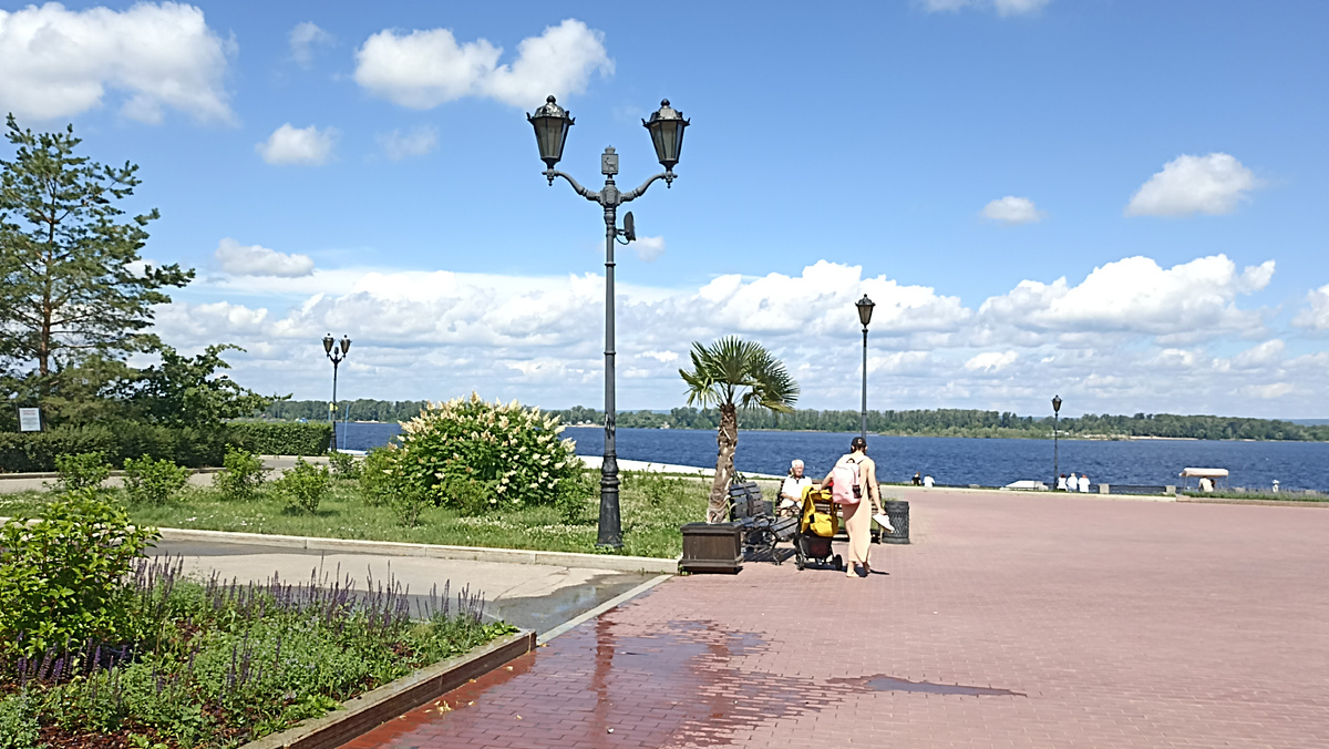Пенсионеры на Волжской набережной. Фото автора