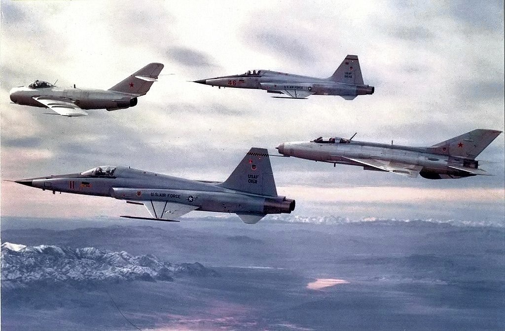 Два самолета F-5 E ВВС США по бокам от МиГ-17 и МиГ-21 из 4477-й тактической оценочной эскадрильи.