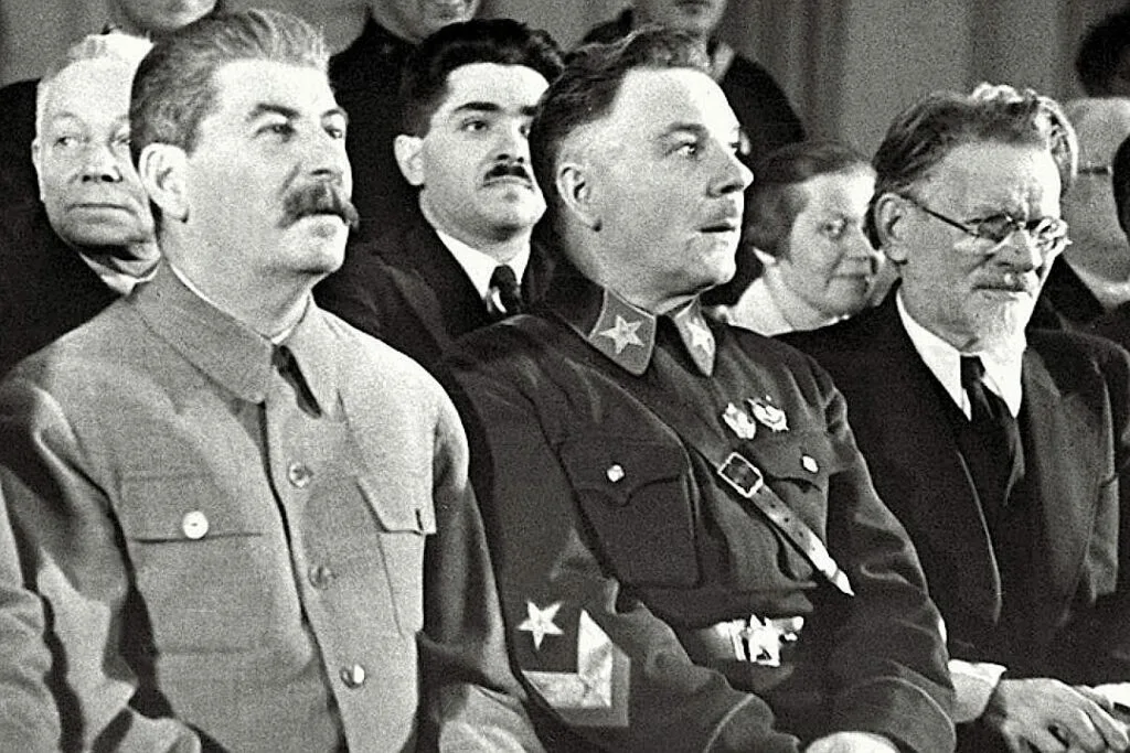 Маршалы то и дело были рядом с вождями - они и сами были вождями.  Фотография с сайта misanec.ru