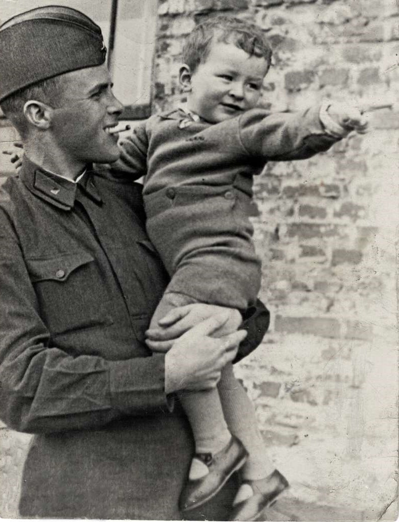    На руках у дяди Вани Старцева, рядом с домом. Фото 1937 г. stalker