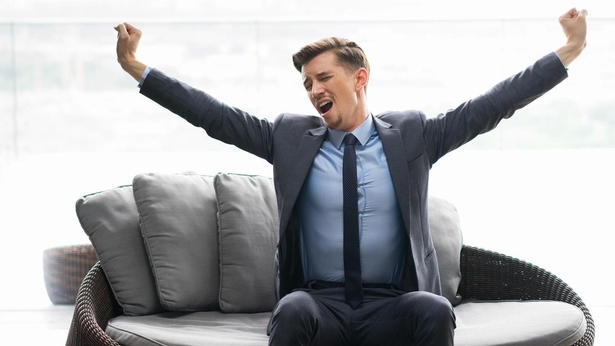    Уставший мужчина потягивается, зевая:Freepik / katemangostar