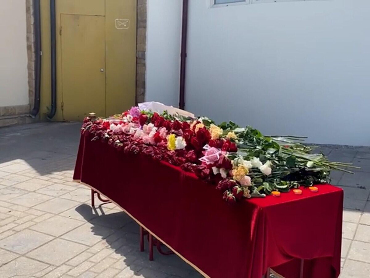    Стихийный мемориал перед Свято-Успенским кафедральным собором в Махачкале© РИА Новости