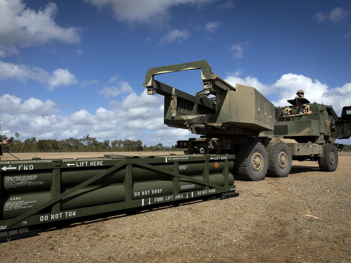    Загрузка ракет ATACMS в высокомобильную артиллерийскую ракетную систему HIMARS© AP Photo / Sgt. 1st Class Andrew Dickson