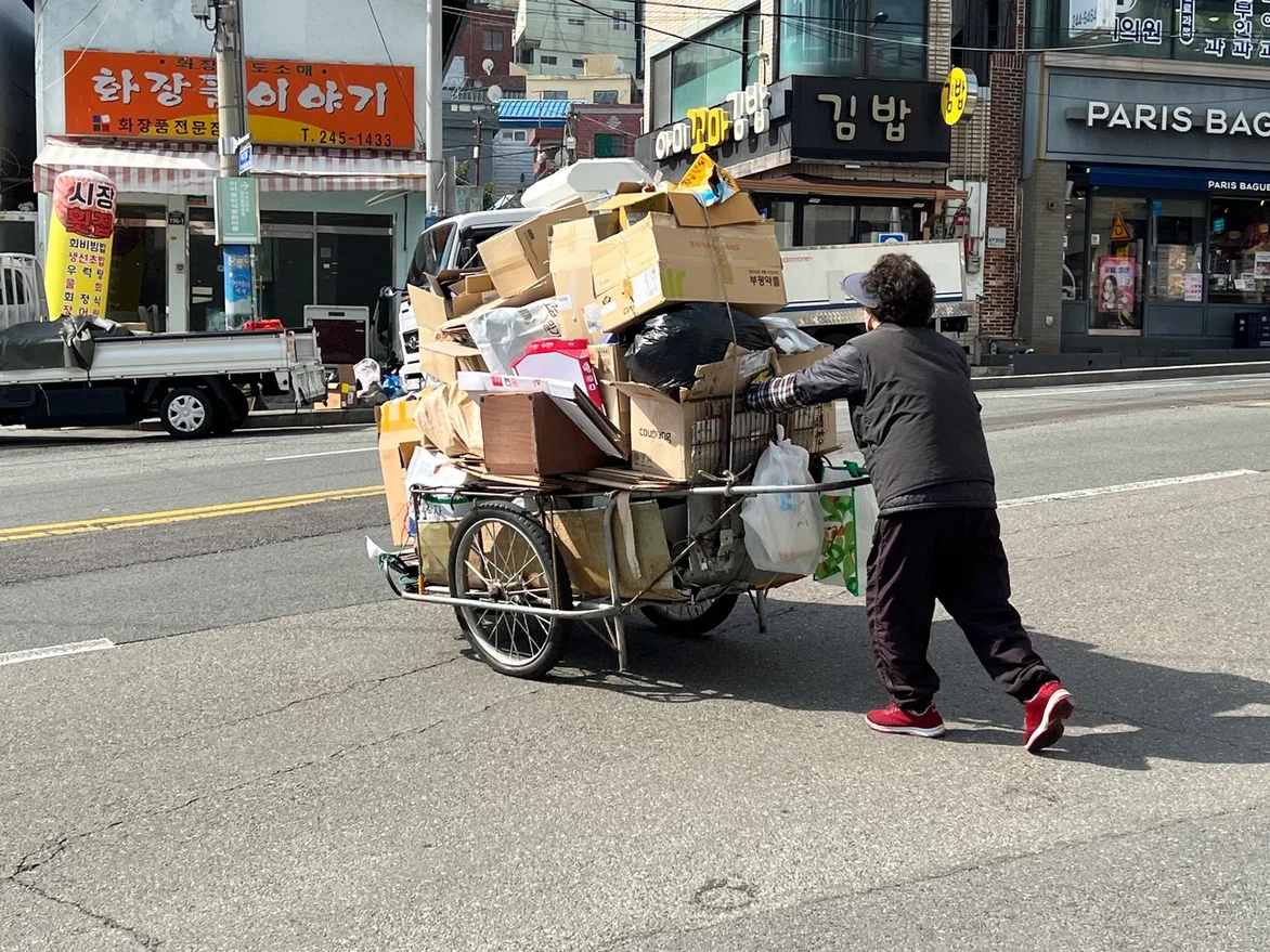 Бабушка с тележкой, Сеул. Фото автора