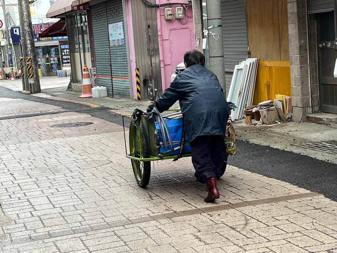 Бабушка с тележкой. Сеул. Фото автора