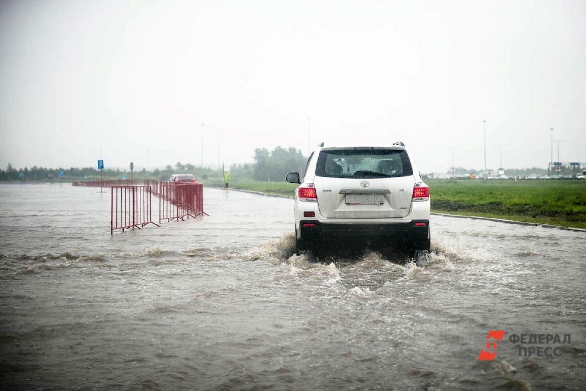 В Челябинске и Магнитогорске пострадали сотни машин после сильного ливня.  Фото: Фото: ФедералПресс / Евгений Поторочин