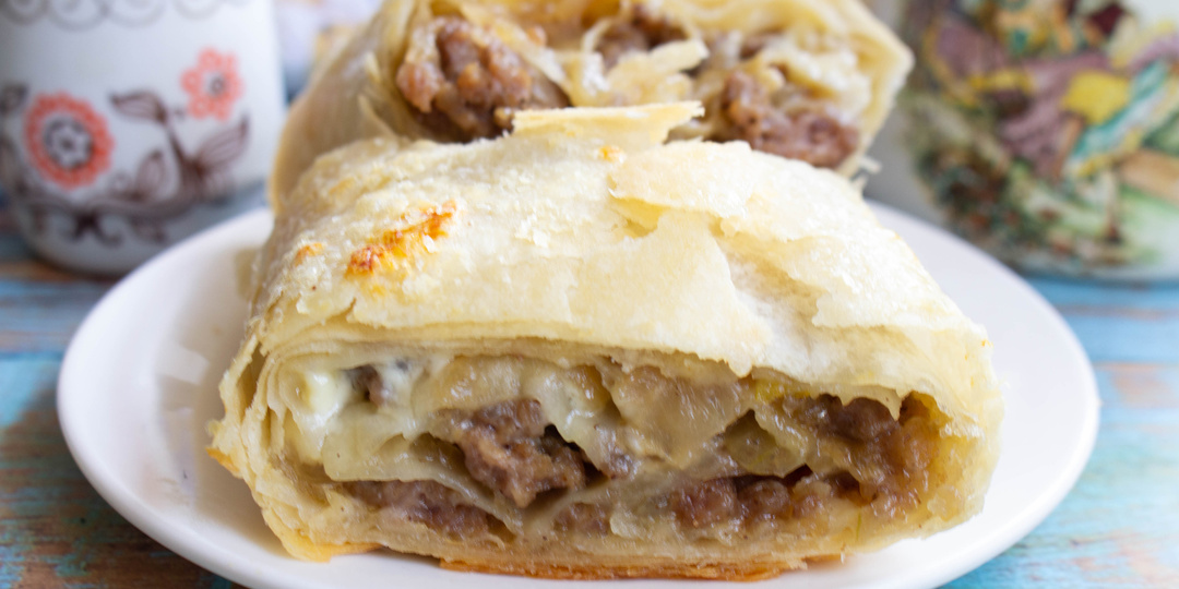 Рулет из лаваша с сыром и фаршем в духовке