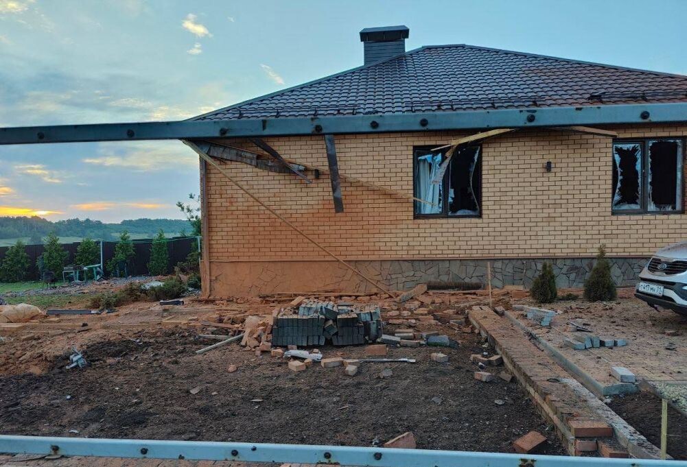 ВСУ ночью атаковали Яковлевский городской округ Белгородской области при помощи БПЛА. Было задействовано не менее шести беспилотников. Погибла мирная жительница. Тело пенсионерки было обнаружено под обломками частного дома, по которому ударил украинский дрон. Есть раненые, источник – Телеграм-канал Военкор Котенок