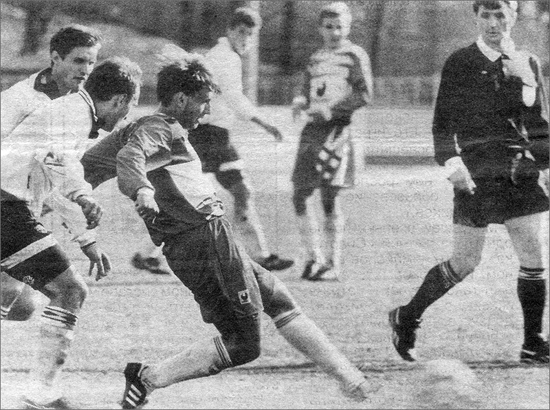 «Торпедо» - «КамАЗ-Чаллы» (Набережные Челны) – 2:1. Слева направо в белом торпедовцы Сергей Шустиков, Глеб Панфёров и Дмитрий Прокопенко (вдали).