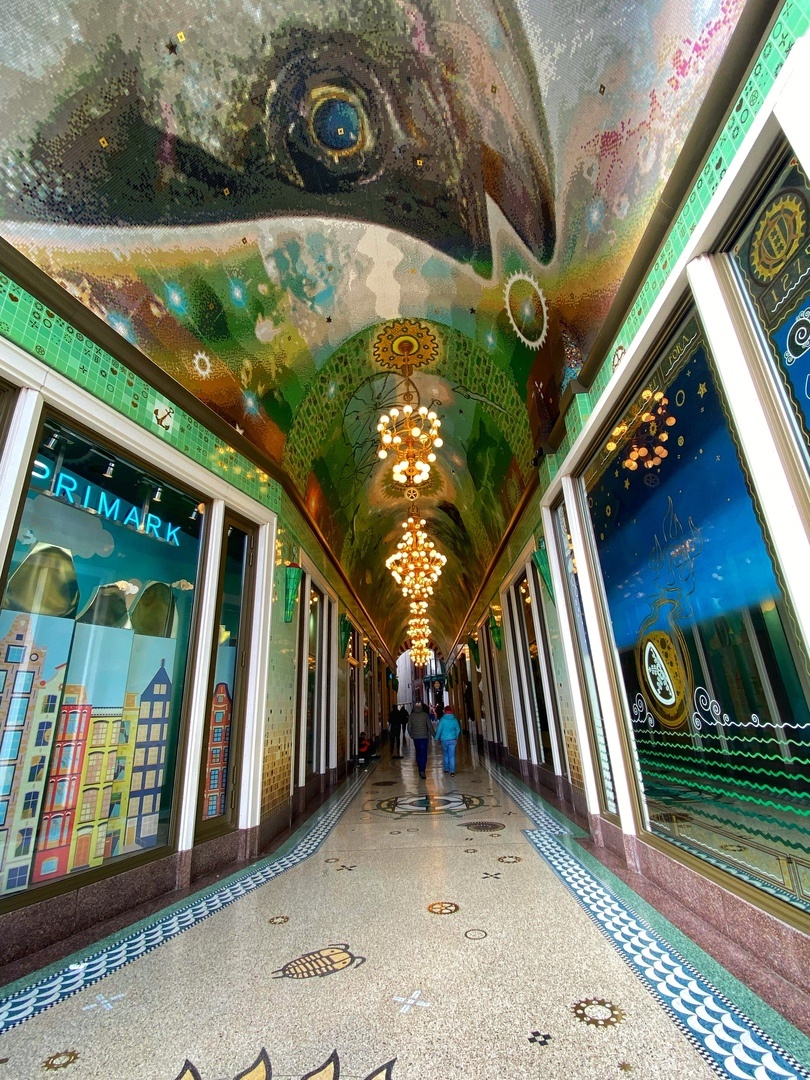 Крытая торговая улица в городе.
