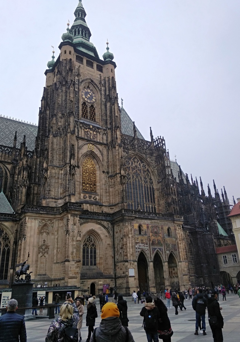 Большая южная башня - внизу часовня, выше колокольня, закрытая золотой решёткой, ещё выше башенные часы. Справа трёхарочный портал к Золотым Воротам