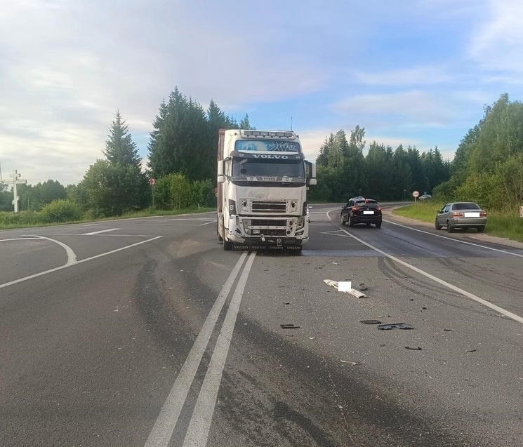 Водитель «Нивы» погиб в аварии в Тверской области, не уступив дорогу грузовику