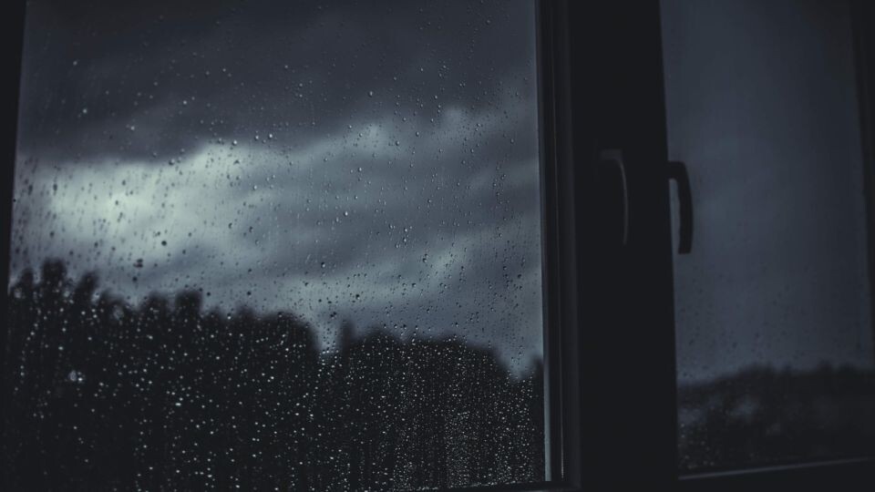    Окно. Тучи. Источник: pixabay.com