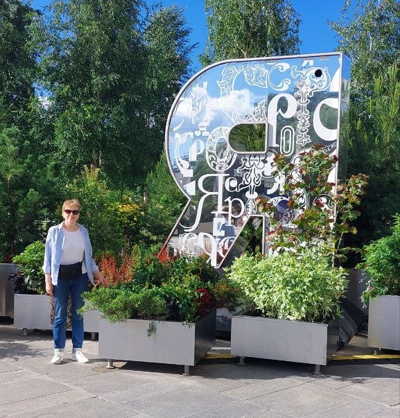 Буква "Я" из слова "Россия" на входе