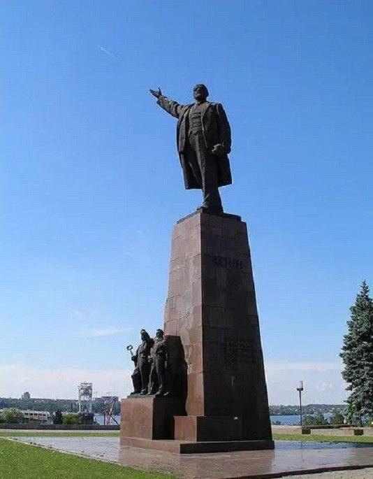 В Запорожье снесли общий памятник Ленину, ученому, сталевару, строителю, электрику.

Вместе с памятниками снесли надпись: «Коммунизм - это советская власть плюс электрификация всей страны».