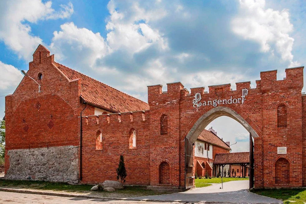 Центральные ворота замкового имения Langendorf стилизованы под исторический облик крепости. Фото: Langendorf / Яндекс Путешествия