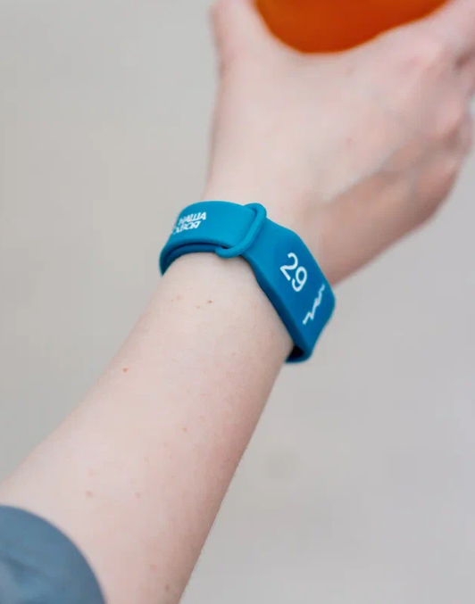 Браслет с номером, за которым закреплен шезлонг.