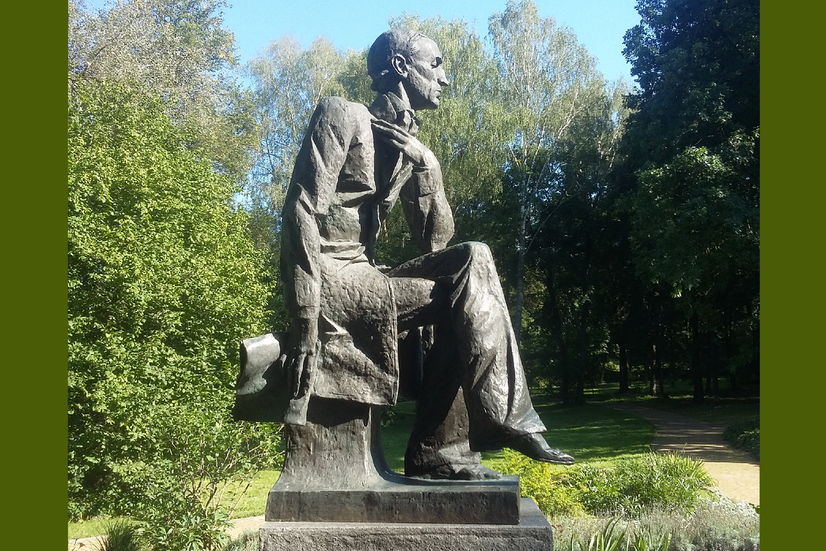 Памятник Ф. И. Тютчеву в Овстуге. 