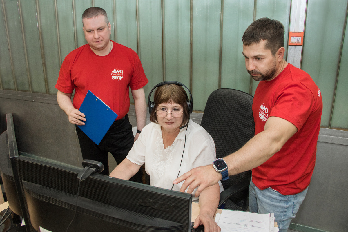 Эксперт Любовь Чудинова с участниками чемпионата