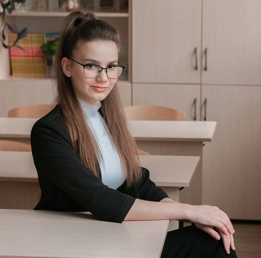    Выпускница из школы № 131 Мария Апексимова сдала на максимальный балл русский язык, химию и биологию