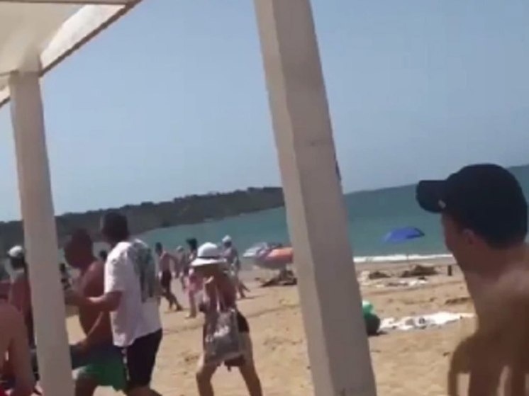 Кадр очевидцев после удара по пляжу. 