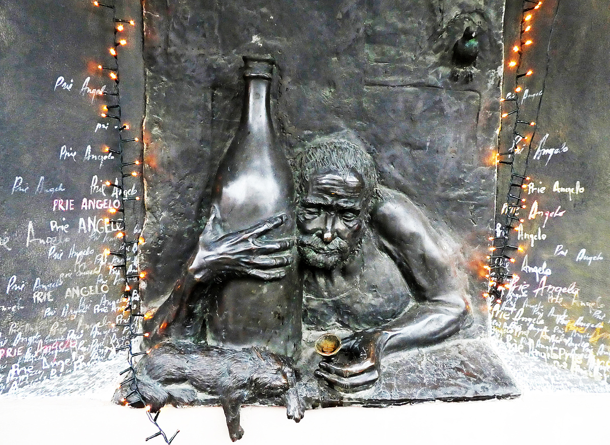 Литва, Вильнюс. Барельеф находится по адресу: Uzupio gatve 7. Интересно, с какой целью натирают рюмочку? Чтобы бросить пить или чтоб всегда плескалось?