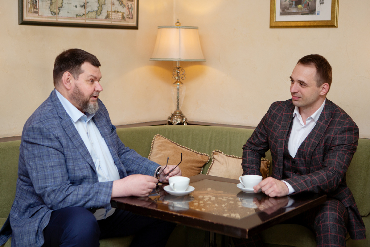 Даниил Потешкин (справа) дает интервью подкасту РБК